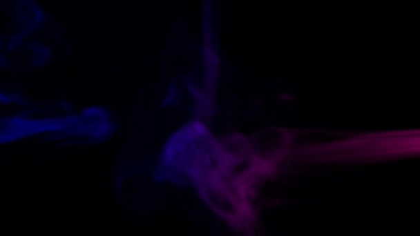 抽象红色和蓝色烟雾波在黑暗的背景 — 图库视频影像