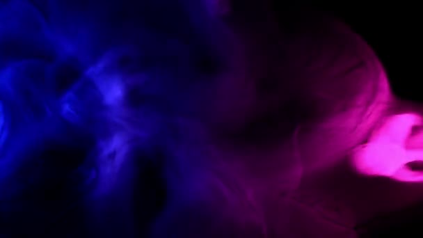 抽象红色和蓝色烟雾波在黑暗的背景 — 图库视频影像