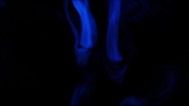 adges, koyu arka plan üzerinde karıştırma Soyut Mavi duman