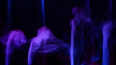 Soyut Kırmızı ve mavi duman blow out ve karıştırma, koyu arka plan