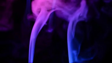 Soyut Kırmızı ve mavi duman blow out ve karıştırma, koyu arka plan