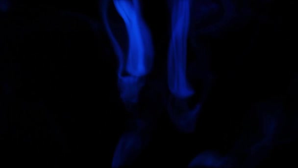 抽象的蓝色烟雾混合在黑暗的背景下的崇拜 — 图库视频影像
