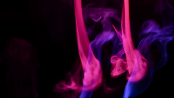 Humo Abstracto Rojo Azul Soplar Mezclar Fondo Oscuro — Vídeos de Stock