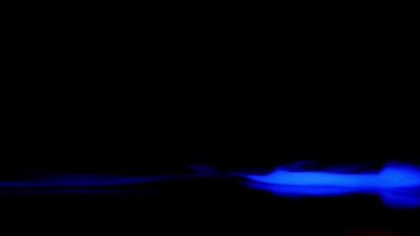 抽象的な赤と青の煙のストライプを吹き消すし 暗い背景で混合 — ストック動画