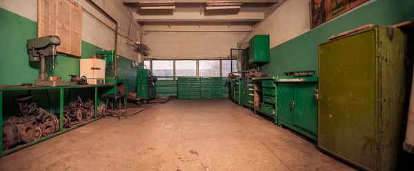 Vintage Industriële Werkplek Kamer Interieur Gevuld Met Oude Apparatuur — Stockfoto