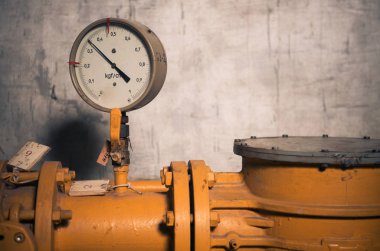 basınç denetleyicisi closeup ile gaz borusu