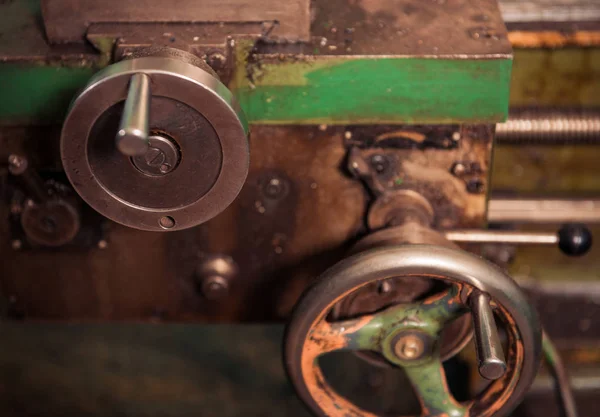 旧金属加工机械的部分控制轮 — 图库照片