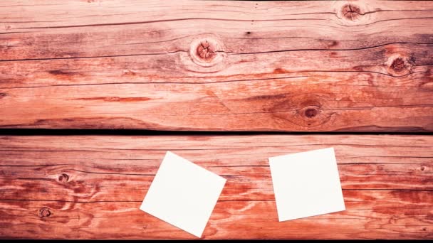 Weißes Zettelpapier Fällt Beim Bewegen Über Braune Holzplanken — Stockvideo