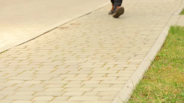 Hombre Con Pala Regadera Puede Caminar Largo Del Césped Calle — Vídeo de stock