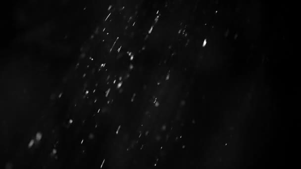 Regendruppels Die Door Licht Vallen Een Donkere Achtergrond — Stockvideo