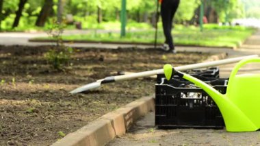 arka planda fideler için çim prepearing adam ile bahçe araçları