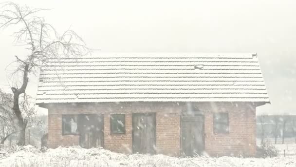 Altes Kaputtes Haus Zur Winterzeit Auf Dem Land Landschaft Hintergrund — Stockvideo