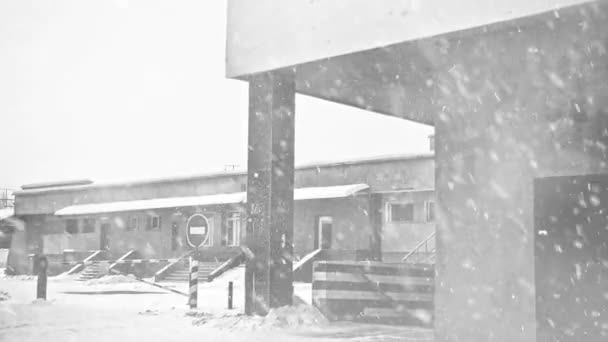 Viejo Edificio Estación Ciudad Exterior Invierno Temporada Cayendo Nieve — Vídeo de stock