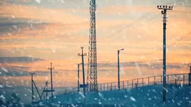 降雪の下でアップタウン冬の日没の電気線 — ストック動画