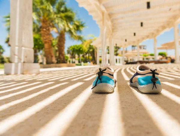 Güneş Kapağı Çatıdan Gölgeler Altında Swimmimg Ayakkabı — Stok fotoğraf