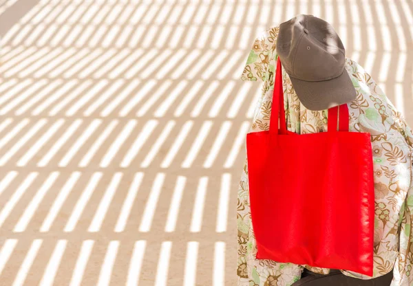 Sac Rouge Sur Chaise Longue Piscine Avec Des Ombres Couverture — Photo