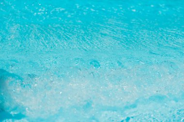 deniz kıyısında net mavi su dalgaları arka plan closeup