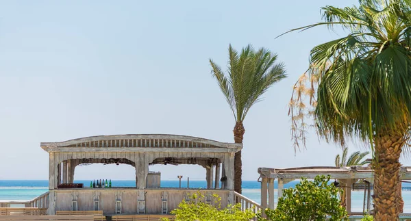 Zomer Sea Coast Bungalow Met Palmbomen Zeegezicht Achtergrond Horizon — Stockfoto