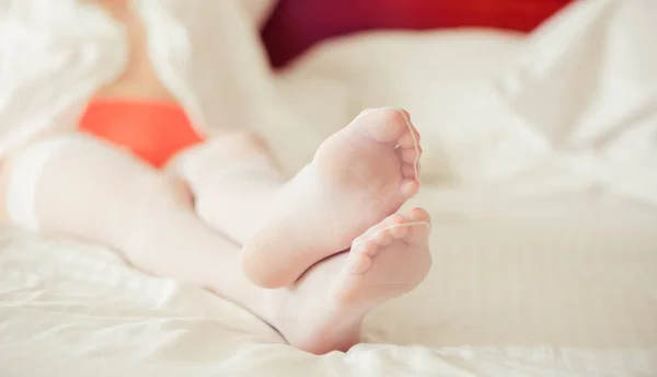 Молода Біла Жінка Ноги Білих Панчохах Ліжку — стокове фото