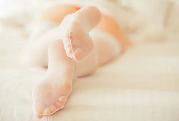 Молода Біла Жінка Ноги Білих Панчохах Ліжку — стокове фото