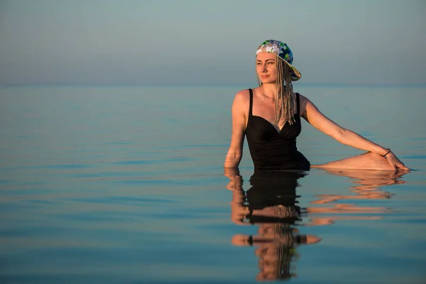 Yaz Gün Batımında Deniz Suyunda Rahatlatıcı Siyah Mayo Genç Kadın — Stok fotoğraf