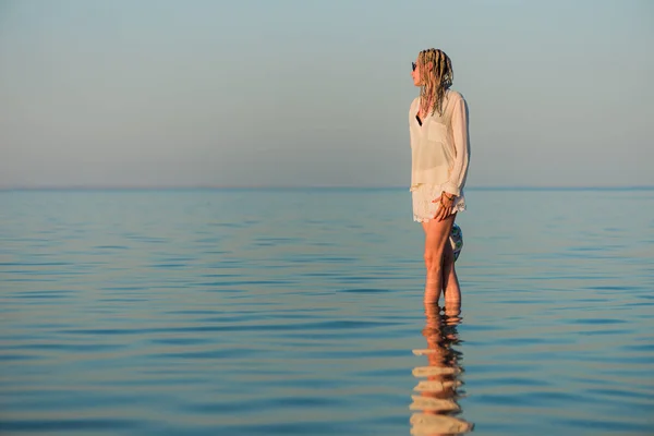 Mujer Joven Ropa Blanca Retrato Horizonte Paisaje Marino Verano — Foto de Stock