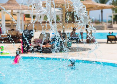 güneşli havuz faaliyetleri arka plan su yüzeyi sıçrama