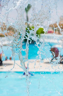 güneşli havuz faaliyetleri arka plan su yüzeyi sıçrama