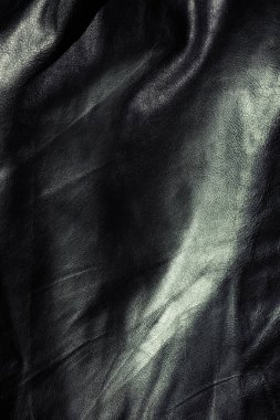 Doğal deri dokusu yüzeyde yansımalarla kapanır.