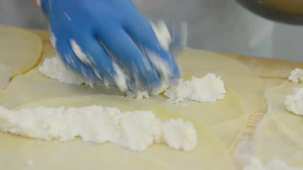 厨师手把甜奶酪放在煎饼表面作为甜点 — 图库视频影像