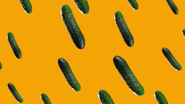 Komkommers Draaien Rond Kruising Scherm Oranje Achtergrond — Stockvideo