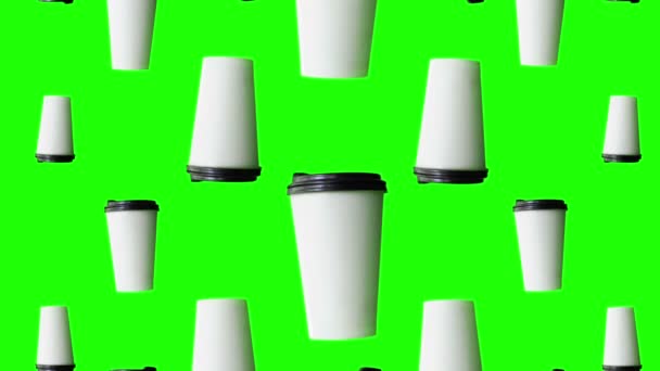 Schleifenbewegung Des Umdrehens Kaffeetassen Vor Grünem Hintergrund — Stockvideo