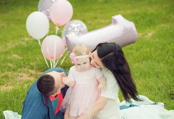 Ung Lycklig Familj Koppla Med Liten Dotter Flicka Sommar Park — Stockfoto