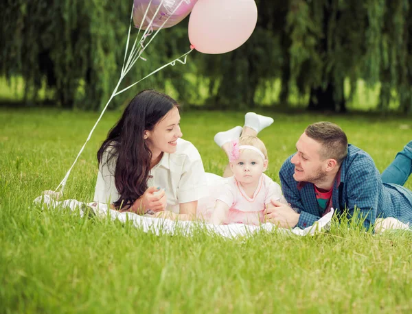 Jovem Família Feliz Relaxante Com Menina Filha Grama Parque Verão — Fotografia de Stock