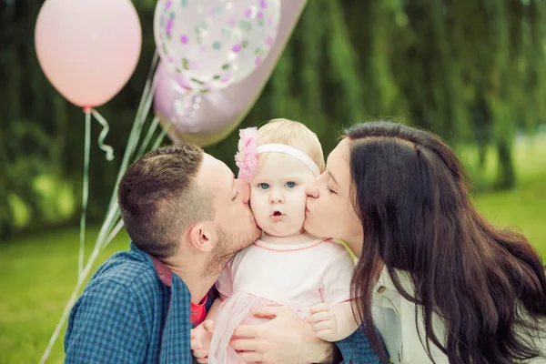 Familia Feliz Joven Relajarse Con Niña Pequeña Hierba Del Parque —  Fotos de Stock