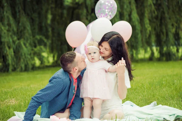 Ung Lycklig Familj Koppla Med Liten Dotter Flicka Sommar Park — Stockfoto