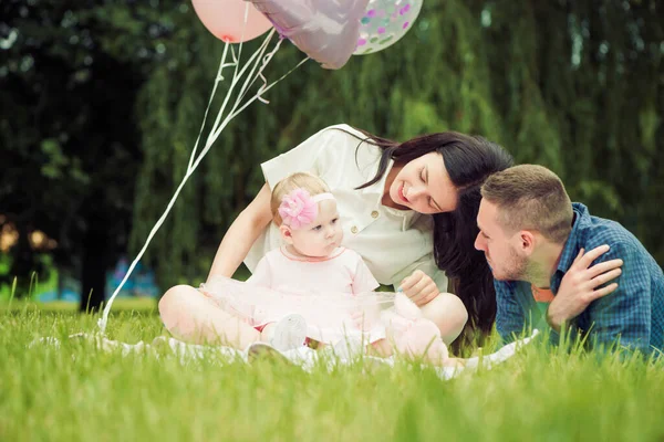 Jeune Famille Heureuse Détente Avec Petite Fille Fille Sur Herbe — Photo