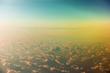 Gökyüzünün üzerinde sabah manzarası bulutlu güneş doğuyor. 