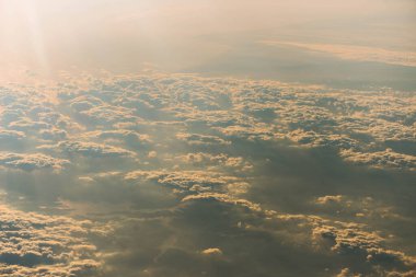 Gökyüzünün üzerinde sabah manzarası bulutlu güneş doğuyor. 