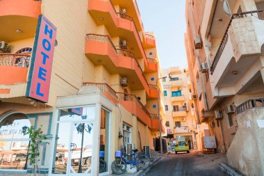 Mısır, Hurghada. Şehir merkezindeki apartman blokları