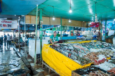 13.07.2020 Mısır, Hurgada deniz balığı pazarı tezgahları dolusu taze balıkla dolu.