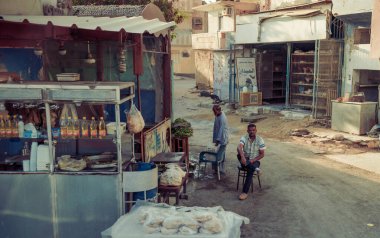 25.07.2020 - Mısır, Hurghada. Kaldırımdaki binalarda günlük Mısırlı sokak hayatı