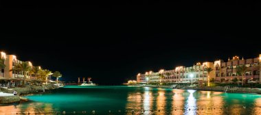 07.11.2020 - Mısır, Hurghada Körfezi yaz gecesi panoramik manzaralı otel binaları