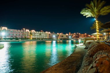 07.11.2020 - Mısır, Hurghada Körfezi yaz gecesi panoramik manzaralı otel binaları