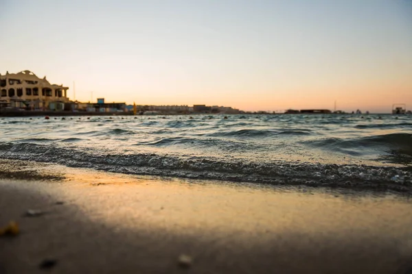 Faliste Czerwone Morze Piaszczysta Plaża Lecie Zachód Słońca Zbliżenie — Zdjęcie stockowe