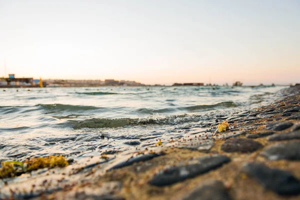 夏日日落时美丽的石质海滩背景 — 图库照片