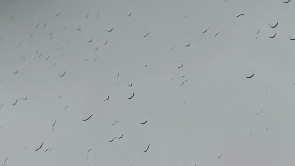 Gotas Chuva Superfície Vidro Janela Com Céu Cinza Tempestuoso Fundo — Vídeo de Stock