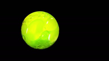 Siyah arkaplan üzerinde yeşil şekilli kürenin soyut hareketi
