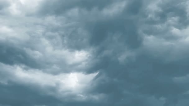 Строительство Крановый Бум Облачном Дождевом Фоне Неба — стоковое видео
