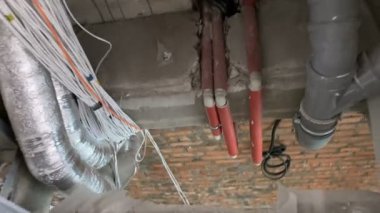 Kablolar ve borularla birlikte ticari binadaki iletişim bağlantıları aracılığıyla hareket